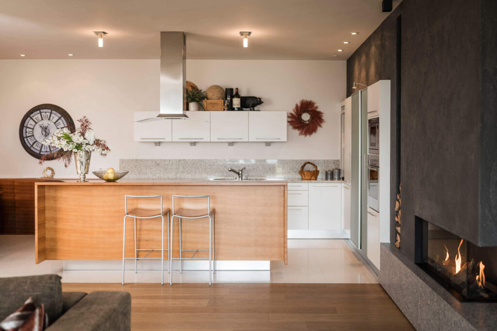 chalet-oasis-fireplace-kitchen