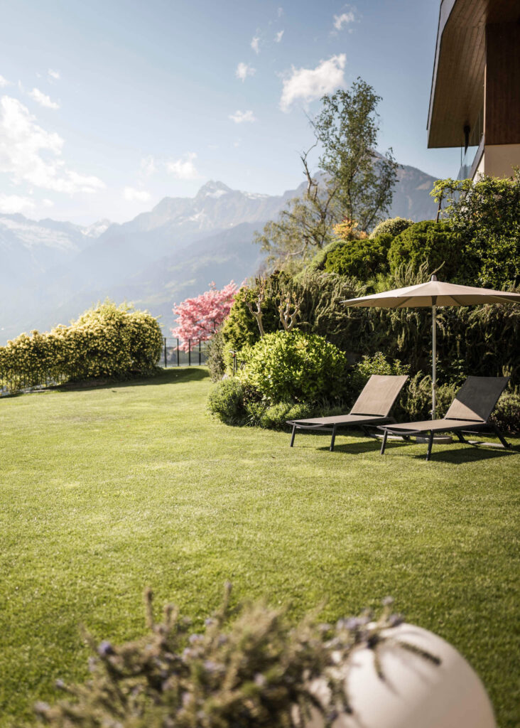 chalet-oasis-garden-sun-loungers