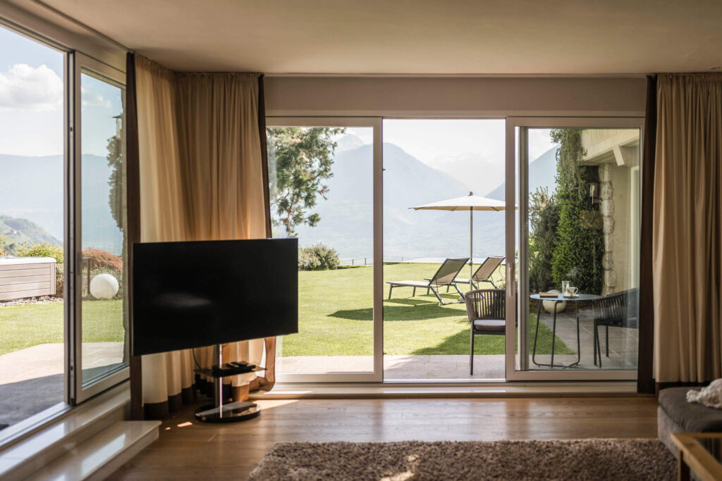 chalet-oasis-living-room-garden