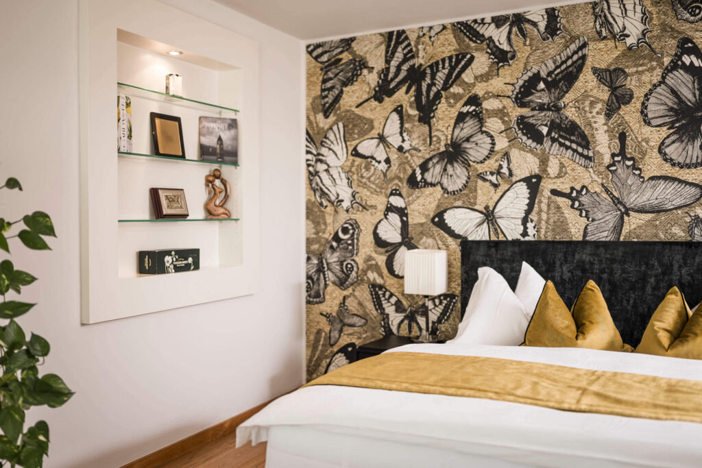 chalet-oasis-master-bedroom-elegant-wallpaper