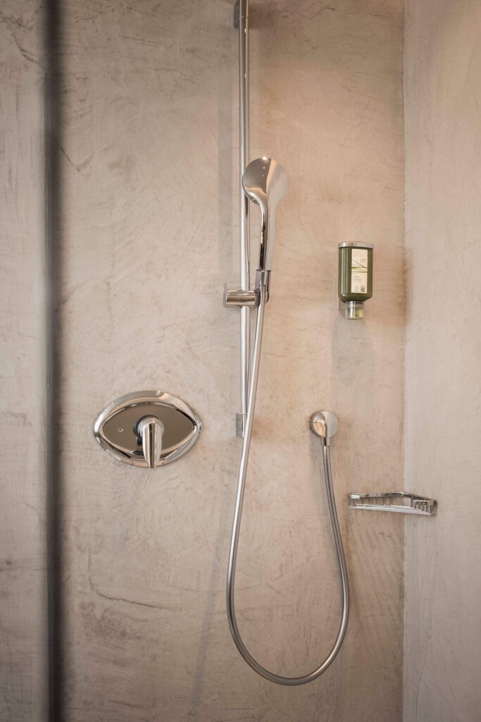 chalet-oasis-shared-bathroom-shower