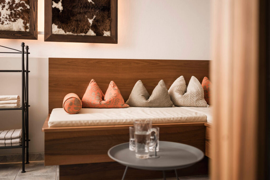 chalet-oasis-spa-room-couch