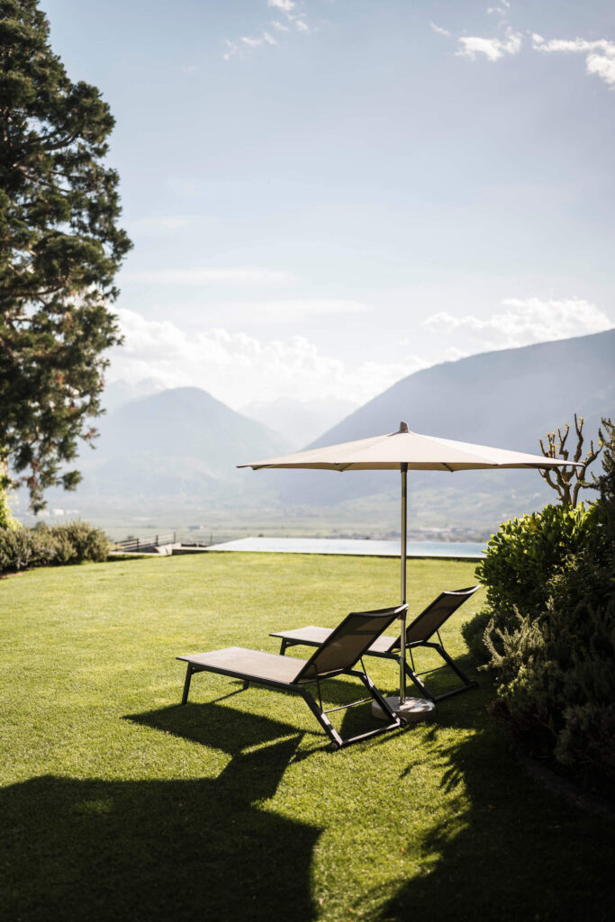 chalet-oasis-sun-loungers-garden
